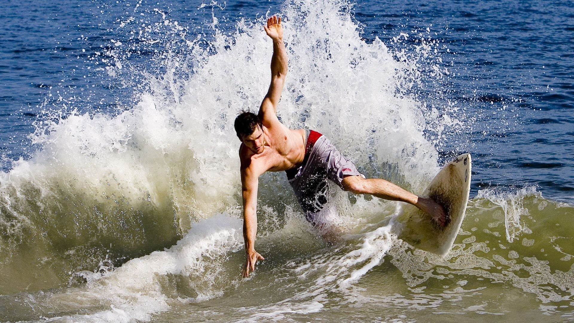 “飞盘争夺：成都三叉湖赛场挑战极限反应与技巧”